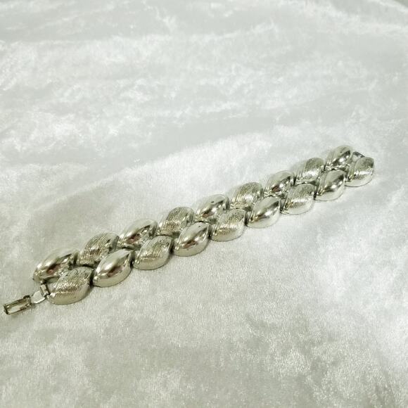 Silvertone seven inch bracelet one inch wide 1.1479 - Picture 2 of 8